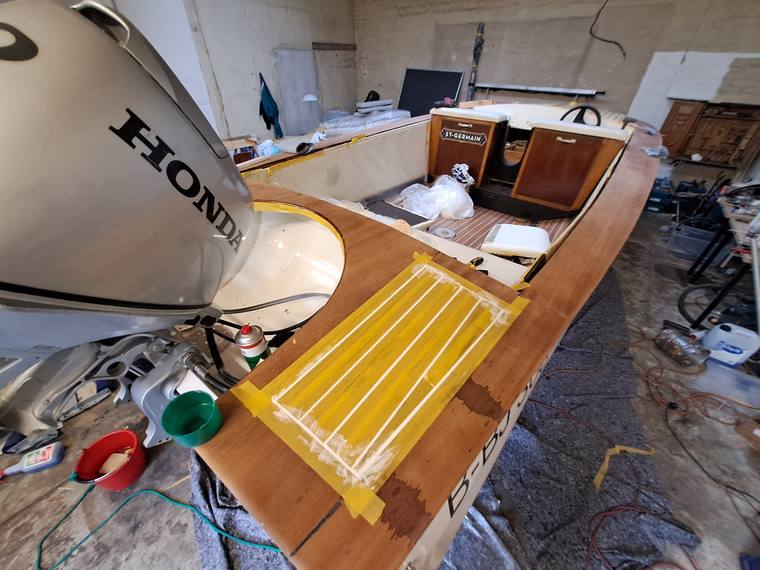 Deck des Holzbootes während der Arbeiten, Flächen abgeklebt