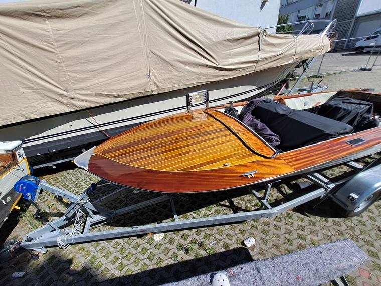 Restauriertes Holzboot auf dem Trailer nach Fertigstellung
