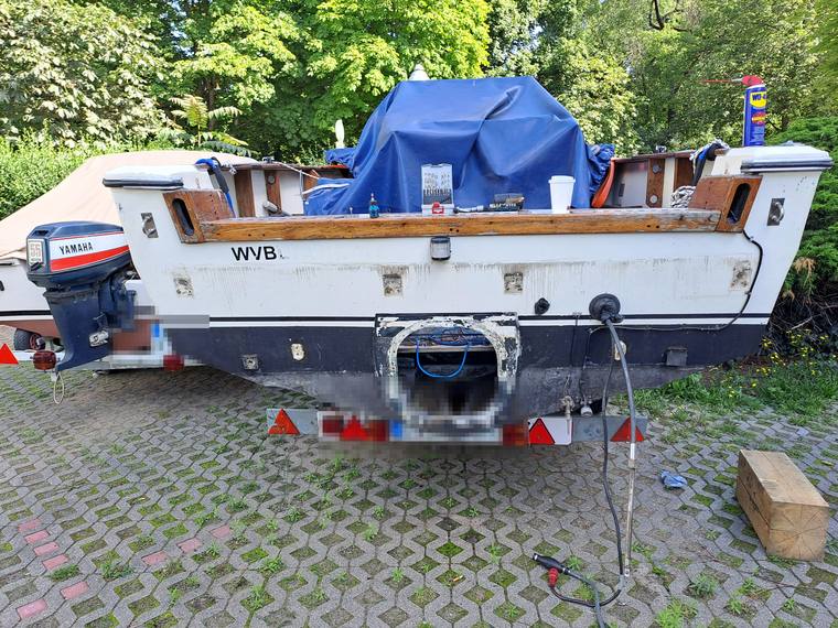 Motorboot im Ausgangszustand auf dem Trailer, Heckbereich geöffnet