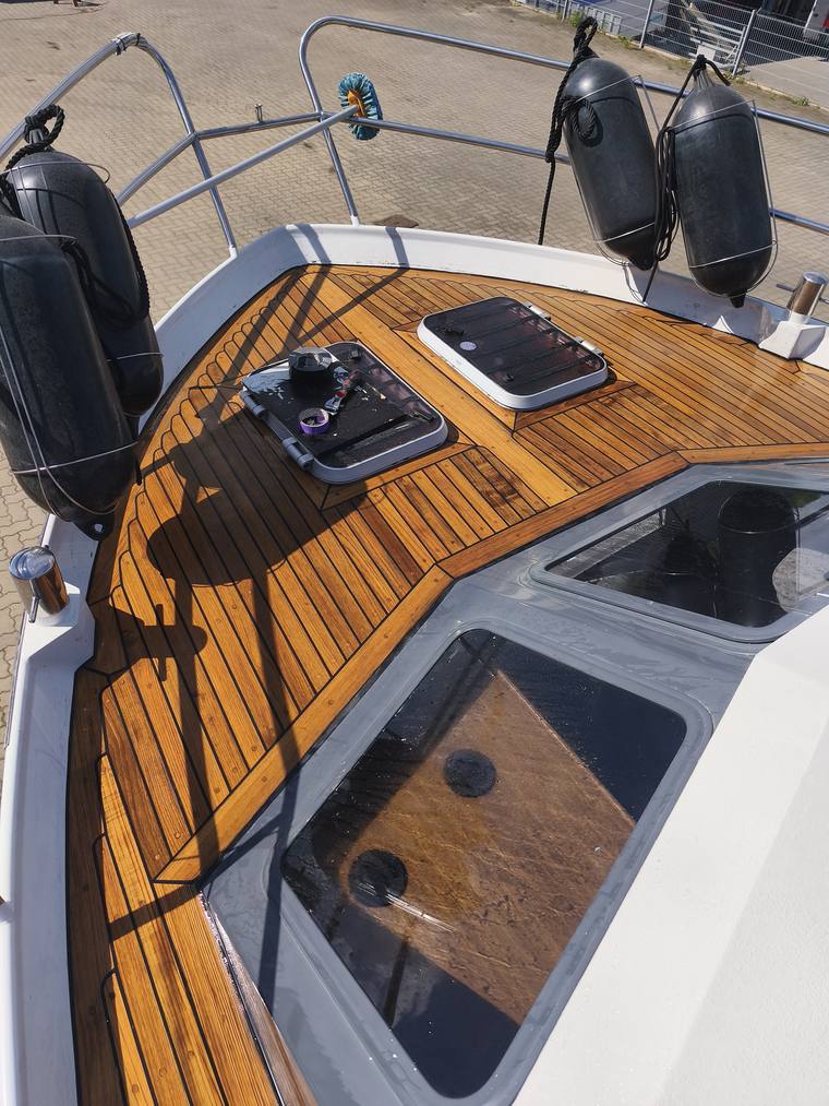 Aufgearbeitetes Teakdeck auf dem Vorschiff einer Yacht
