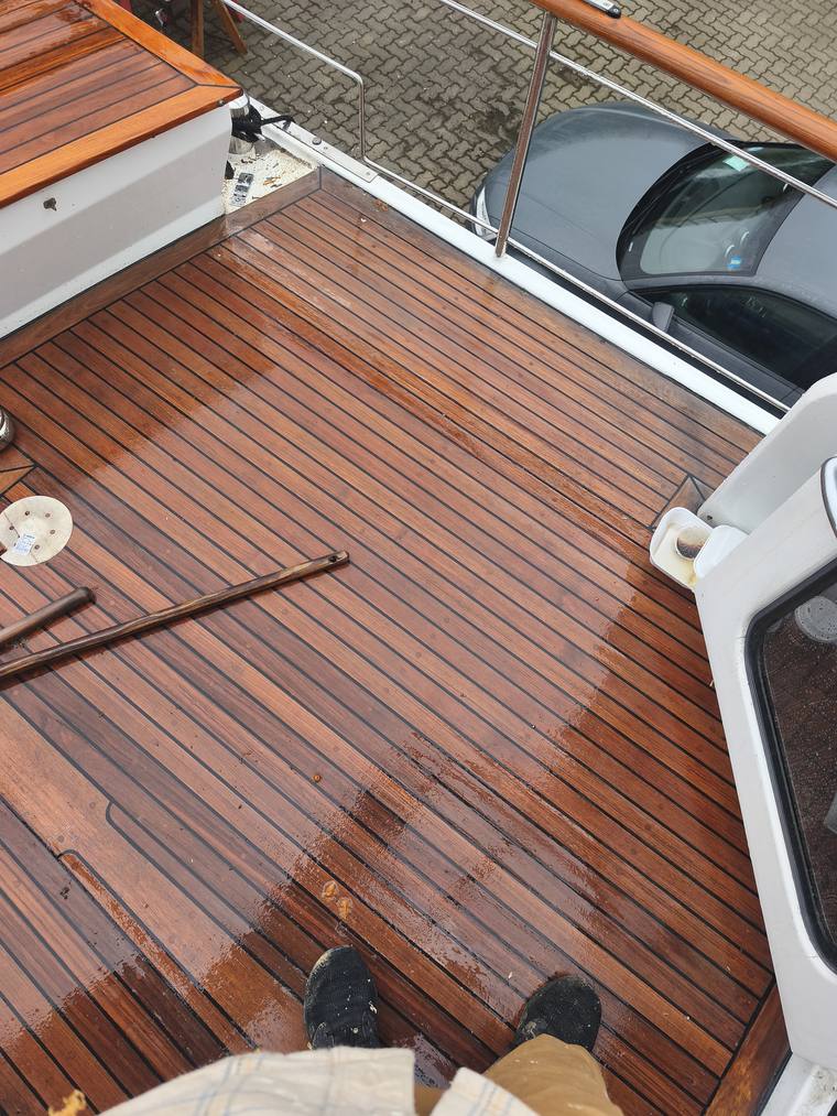Überarbeiteter Cockpitboden aus Teak