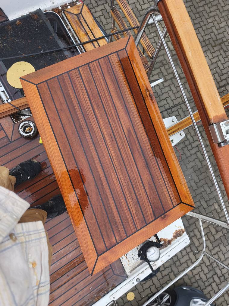 Cockpittisch aus Teak mit frischem Lackaufbau