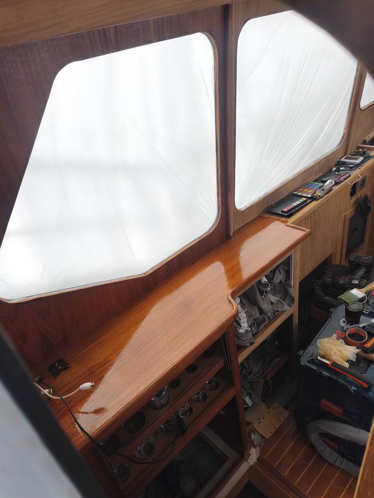 Salon der Yacht mit überarbeiteten Holzflächen