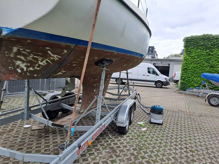 Unterwasserschiff einer Segelyacht, alte Antifouling-Schichten entfernt