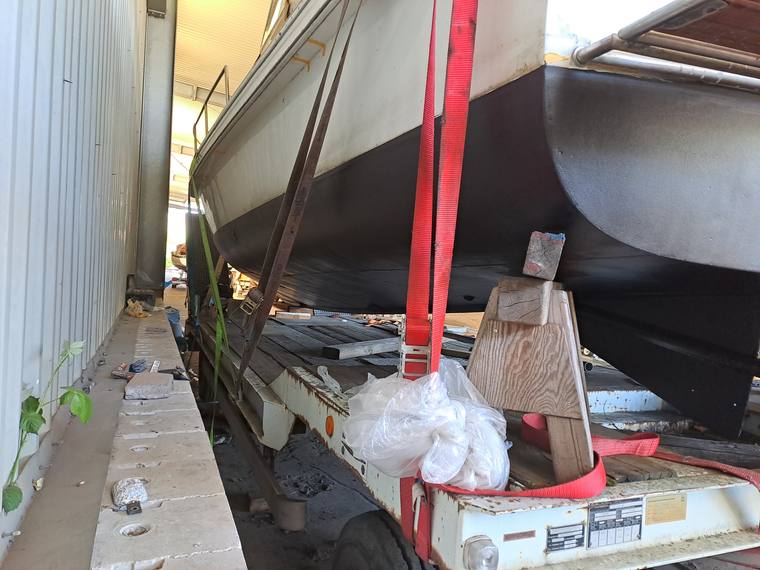 Rumpf einer Yacht während der Arbeiten in der Halle