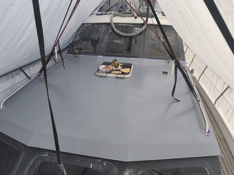 Neu aufgebaute Decksfläche einer Yacht unter der Persenning