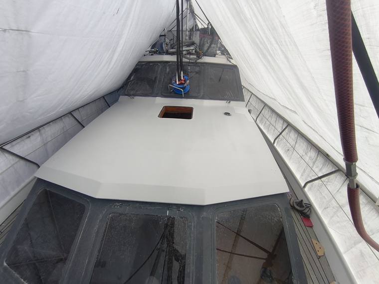 Arbeiten am Vorschiff einer Yacht unter der Persenning