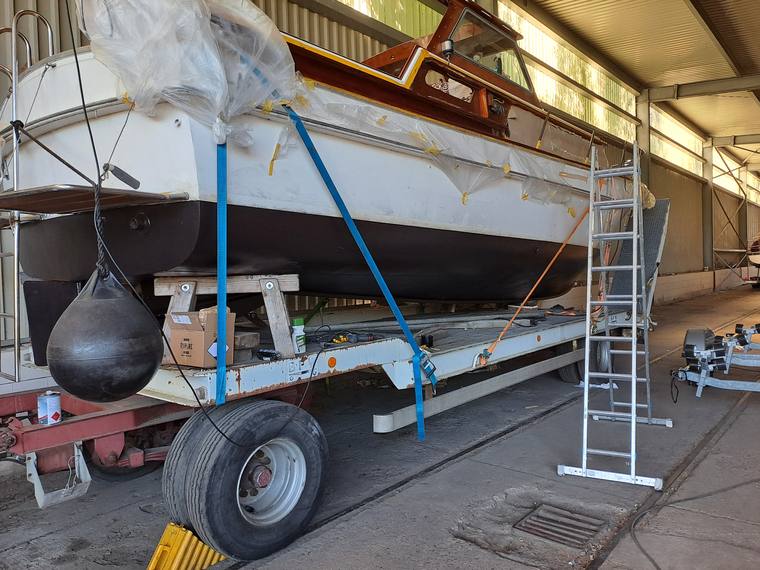 Segelyacht auf dem Trailer im Winterlager